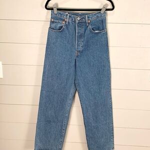 Levi’s height waist button fly medium blue wash jeans size 28/30 vintage vibe